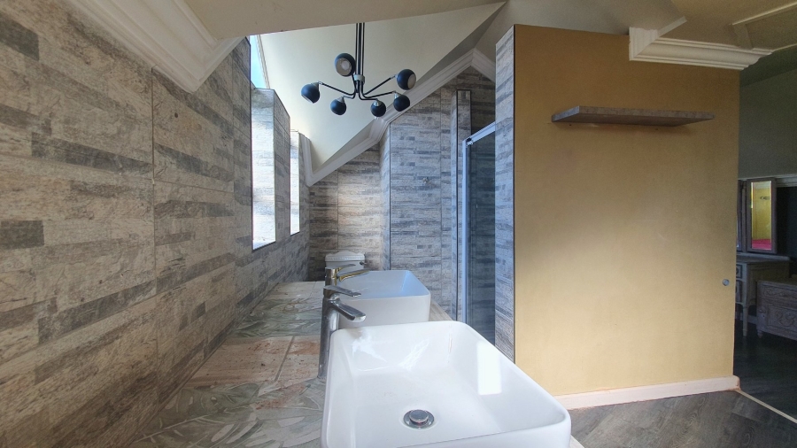5 Bedroom Property for Sale in Herolds Bay Western Cape